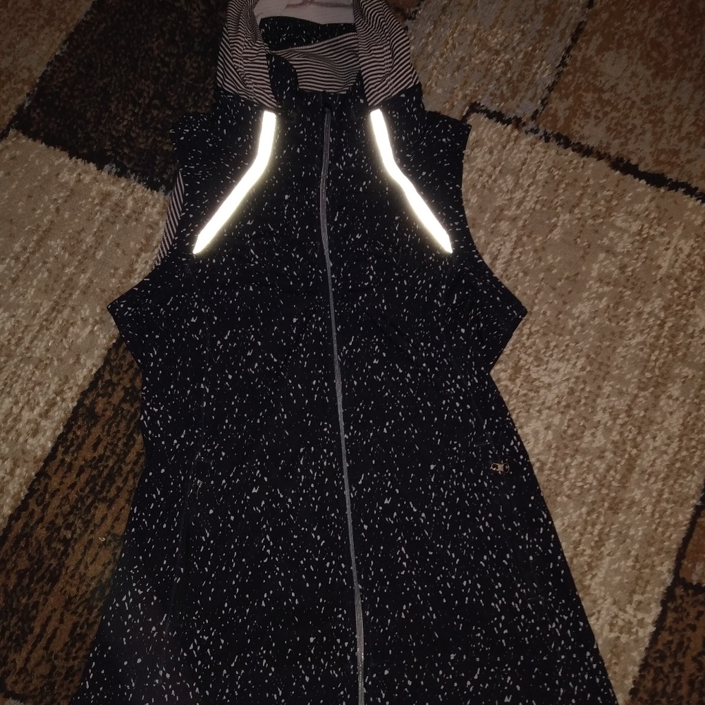 Lululemon Vest 🖤🩷 - Picture 7 of 12